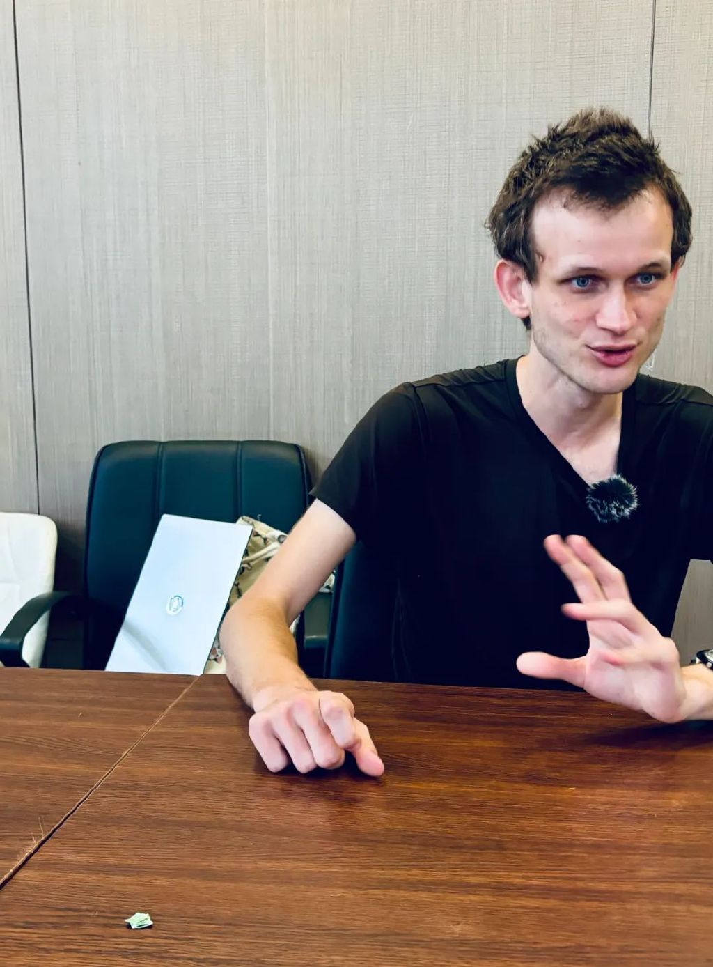 Vitalik，在競(jìng)爭(zhēng)性開放市場(chǎng)中，任何人都能依靠AI自由參與嗎？